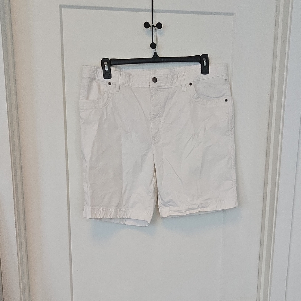 Roundtree & Yorke White Flat Front Shorts